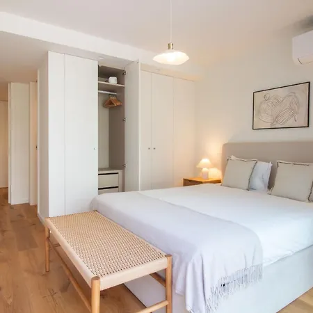 Lägenhet Gaia Elegant With Patio By Lovelystay