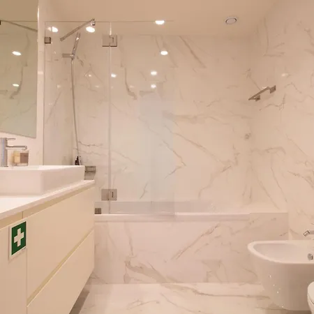 Gaia Elegant With Patio By Lovelystay