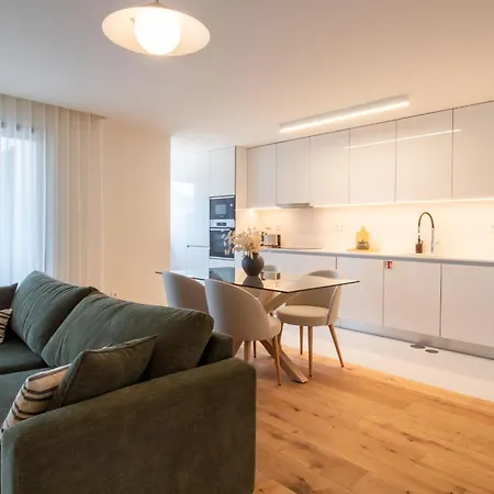 Gaia Elegant With Patio By Lovelystay דירה