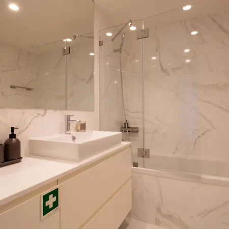 Gaia Elegant With Patio By Lovelystay Apartman